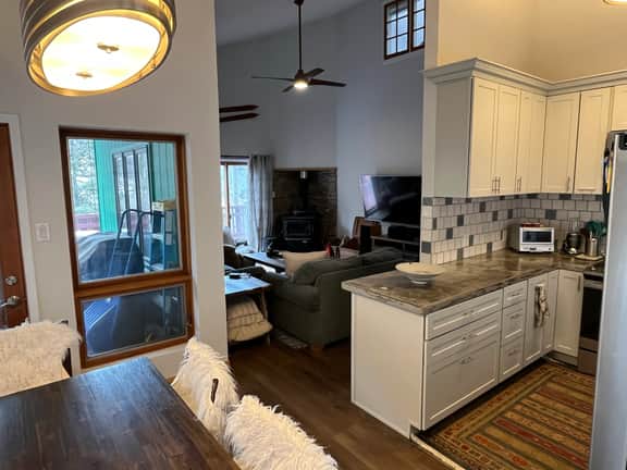 Treetops! Newly Remodeled Ski Valley Cabin